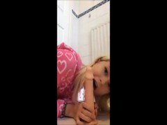 แฟนหนุ่มใจดีซื้อควยปลอมส่งมาให้แฟนสาวที่ไม่ได้อยู่ด้วยกันใช้ เเฟนสาวเลยขอทดลองให้ควยปลอมยัดหีเปิดกล้องโชว์ให้แฟนดูซักหน่อย ดูน่าเทอเสี่ยวอย่างกะควยจริงๆเลย