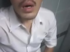 คลิปเกย์โชว์ควย หนุ่มเงี่ยนแอบชักว่าวในห้องน้ำห้างดังเเล้วถ่ายคลิปมาโพสในกลุ่มเกย์ทวิตเตอร์ เกย์หล่อหุ่นดีควยใหญ่โชว์ช่วยตัวเอง