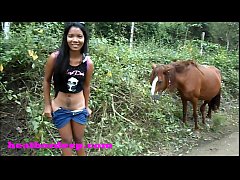 คลิปโป็คนเอาสัตว์สาวพม่าเห็นม้าอยู่ข้างทางเลยนึกเงี่ยนลงไปให้ม้าเลียหีเเล้วเย็ดกับสัตว์สาวพม่าเย็ดม้าควยยาวพม่าxx