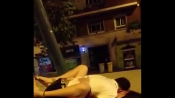 คลิปโป๊นักศึกษาหลุดแอบเย็ดกับแฟนหนุ่มหัวเกรียนกลางถนนไม่อายเลยมีคนถ่ายคลิปมาเเชร์ในเฟสบุ๊ค