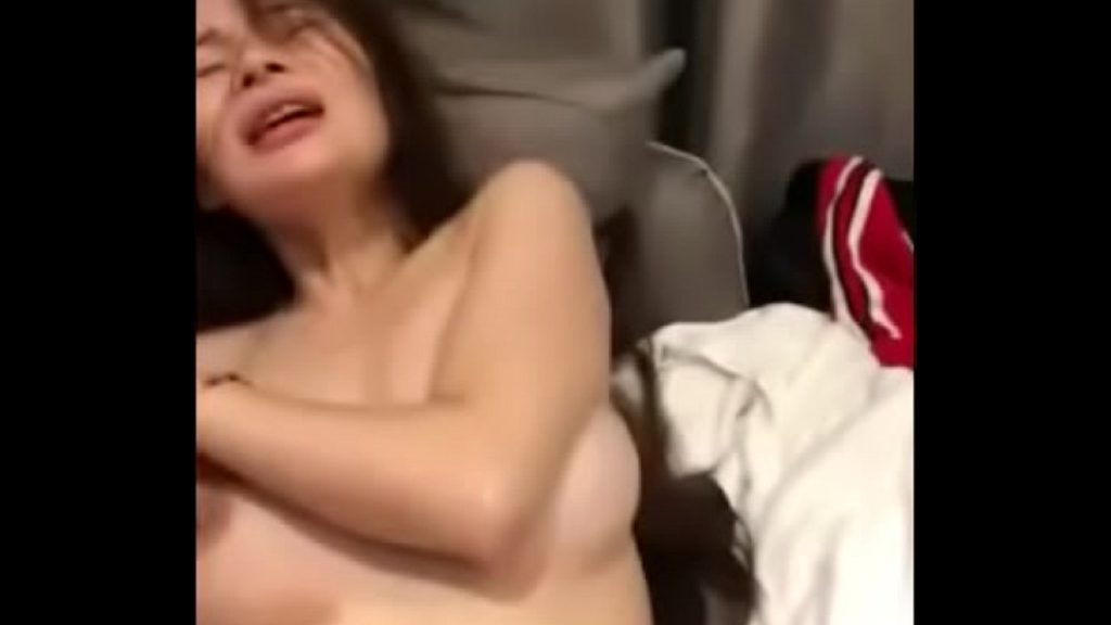 พาสาวกะหรี่ชาวจีนไปเปิดห้องเเล้วโม็คควยเเล้วขึ้นขย่มควบควยจนสาวจีนโดนเย็ดท่าหมาจนเเตกในน้ำเงี่ยนเต็มหี