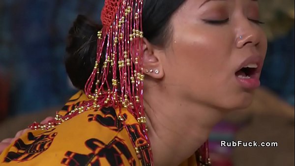 หนังxอินเดีย สาวม่ายทำงานนวดน้ำมันให้ฝรั่งแต่ดันมาเงี่ยนระหว่างนวด เลยจัดให้แขกแบบไม่กั๊กความเสียวเลย