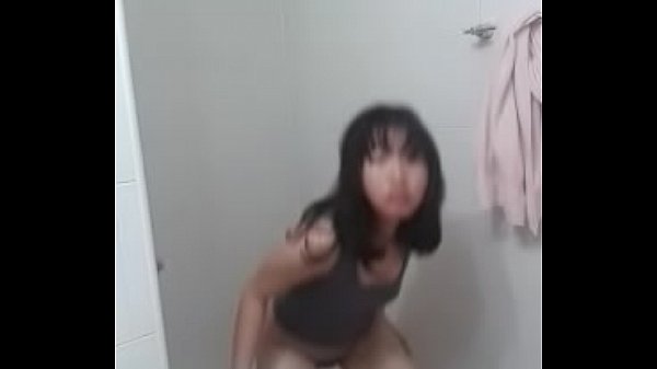 คลิปหลุดแอบถ่าย สาวน้อยเซ็กจัดแอบมาช่วยตัวเองในห้องน้ำเจอผัวแอบตั้งกล้อง