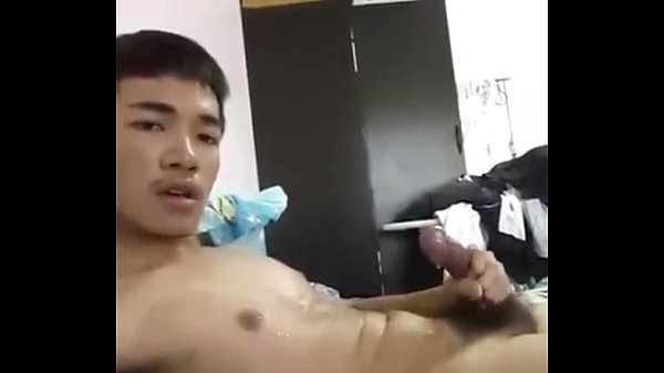 คลิปโป๊เกย์ หน้าหล่อ หุ่นน่าเย็ด มีกล้ามนิดๆ นั้งชักว่าวโชว์หน้ากล้อง