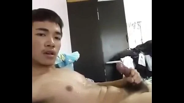 คลิปโป๊เกย์ หน้าหล่อ หุ่นน่าเย็ด มีกล้ามนิดๆ นั้งชักว่าวโชว์หน้ากล้อง