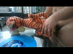 คลิปโป๊เย็ด ตุ๊กตาเสือ ใช้มีดเจาะรูขนาดเท่าควยแล้วกระเด้าโชว์กล้อง animal sex