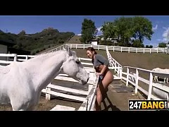 หนังโป๊ฝรั่ง เย็ดกับม้าควยใหญ่เสียวหีสาวสวยหนใหญ่หีอูม เย็ดกับม้าคู่ใจ