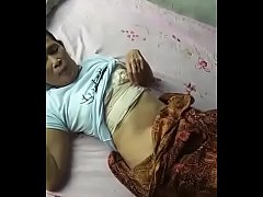 คลิปหลุดทางบ้าน คู่แม่ลูกแอบเย็ดกัน คาผ้าถุง ซัดกันนัวเลยคู่นี่ mom and son