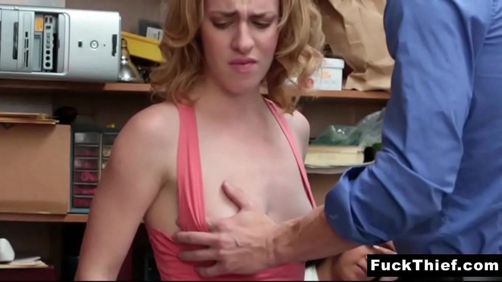 ดูหนังx จับสาวขโมยของในร้าน โดนตำรวจจับไม่รู้จะทำยังไง เลยยอมให้เย็ดเพื่อแลกกับการไม่โดนจับ