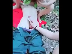 คลิปกลุ่มลับไทยแก๊งค์สาวหื่นพาหนุ่มไทบ้านมาเย็ดในป่าไลฟ์สดโชว์กล้อง