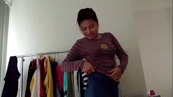 คนลาวถ่ายคลิปโชว์เมียแก้ผ้า แต่งตัวไปทำงานใส่ กกน สีแดงหุ่นอวบน่าเย็ด หุ่นแบบนี้คงเอามันส์มากๆ