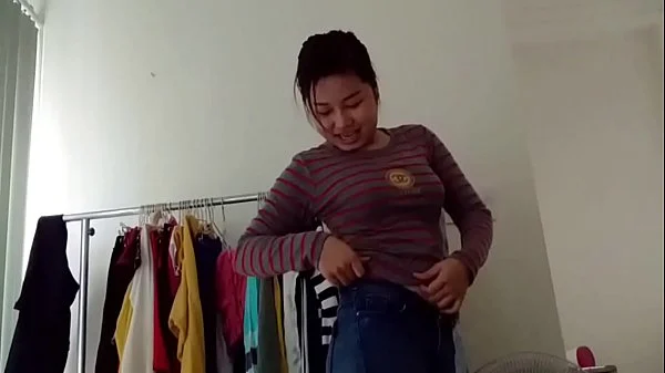 คนลาวถ่ายคลิปโชว์เมียแก้ผ้า แต่งตัวไปทำงานใส่ กกน สีแดงหุ่นอวบน่าเย็ด หุ่นแบบนี้คงเอามันส์มากๆ