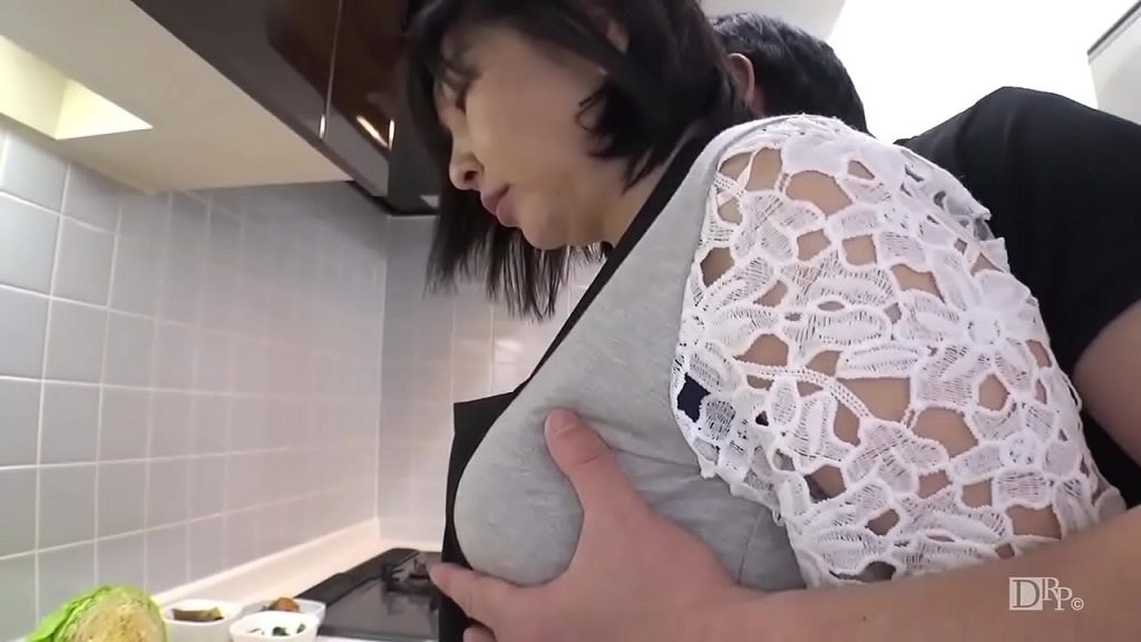 หนัง18+ เย็ดแม่ในครัวกำลังทำกับข้าง เดินเข้าไปจับนมคึงๆถูๆเอาจู๋ถูตูดแม่จนหีแฉะ