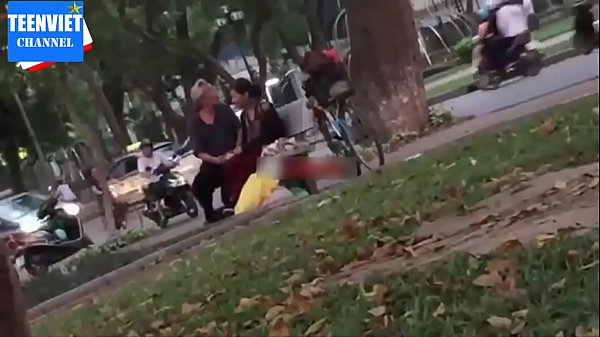 แอบถ่าย18+ คนจรจัดลุกกับป้าแอบนั้งชักว่าวบีบนมกัน กลางสวนสาธารณะกลางวันแสกๆ