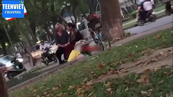 แอบถ่าย18 คนจรจัดลุกกับป้าแอบนั้งชักว่าวบีบนมกัน กลางสวนสาธารณะกลางวันแสกๆ