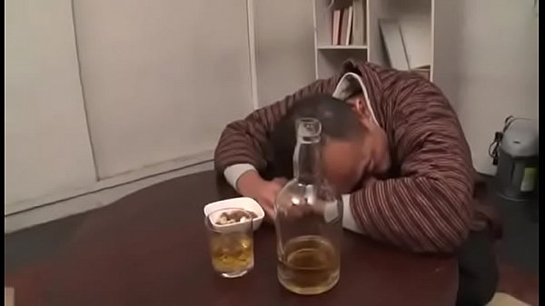 avแนวครอบครัว แม่กับลูกชายวางแผนมอมเหล้าพ่อ เพื่อที่จะได้แอบเอากันในบ้าน