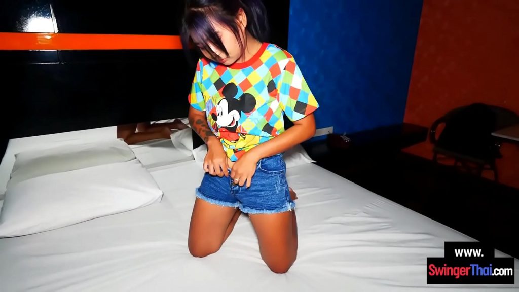 หนังโป๊ฝรั่งเย็ดกับเด็กไทย ถ่ายหนังโป๊กันที่อุบลดูแล้วน่าจะยังเด็กอยู่เลย