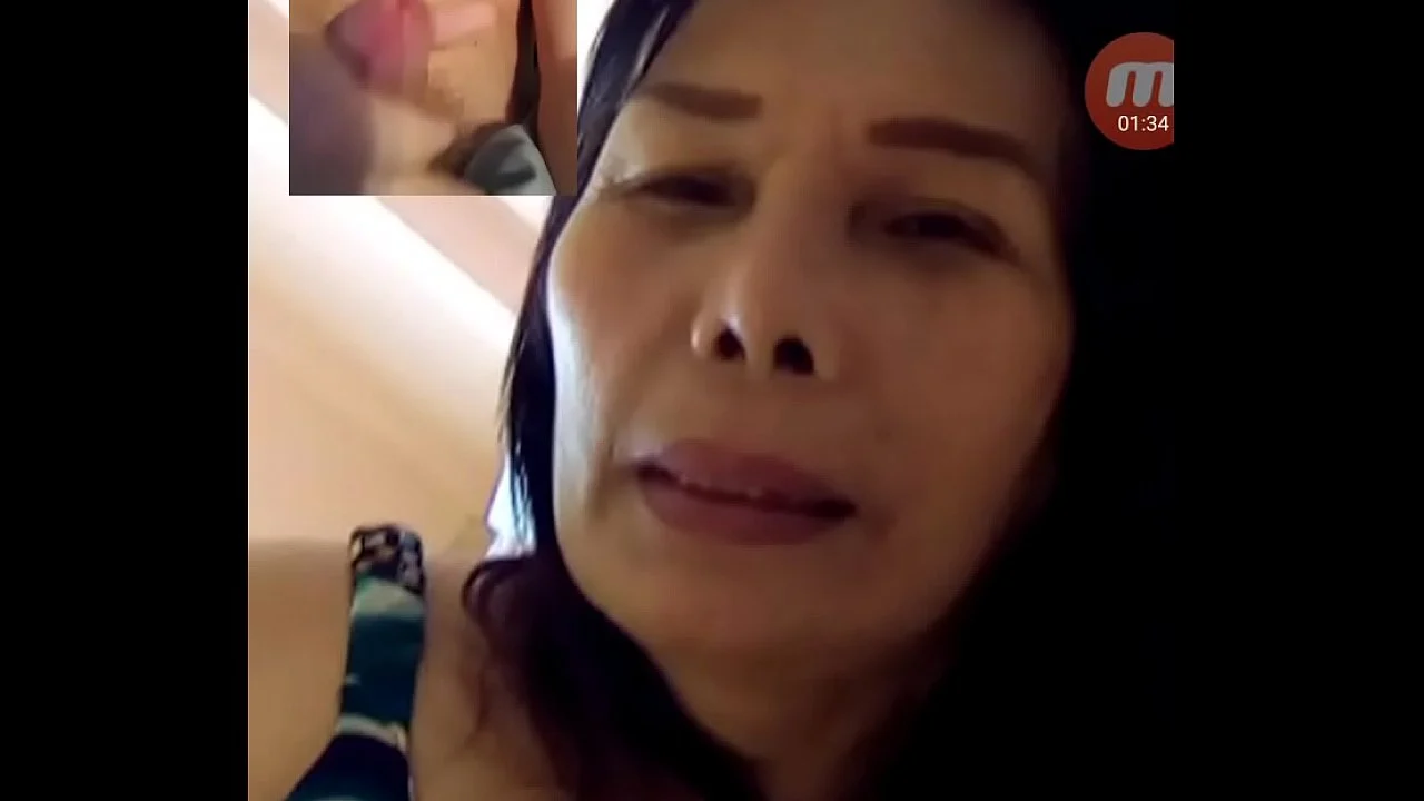 เปิดกล้องคอลเสียวกับแม่เพื่อน ชักว่าวให้ดู แม่ก็ชอบใจใหญ่เลยบอกว่าอยากโดนควยลูกจัง