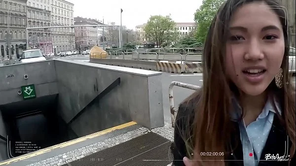 พนักงานสาวเอเชีย โดนหัวหน้างานมาขอให้เธออมควยของเขาที่โต๊ะทำงาน