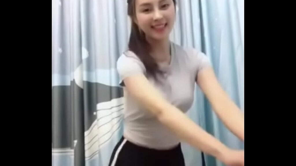 สาวน้อยน่ารักโชว์หหีเต็มจอ หมอยดกมากแล้วเอาเครื่องสั่นไปถูแตดอย่างเสียว