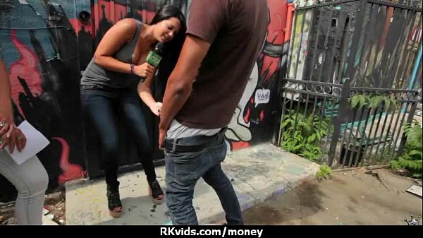 เกมส์โชว์แปลกของฝรั่ง ให้แต่ชุดว่ายน้ำแล้วเอาลูกกระโปกออกมาข้างนอก ยิ่งดูยิ่งงง แต่จังไรมาก