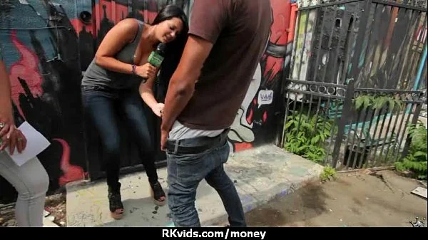 เกมส์โชว์แปลกของฝรั่ง ให้แต่ชุดว่ายน้ำแล้วเอาลูกกระโปกออกมาข้างนอก ยิ่งดูยิ่งงง แต่จังไรมาก