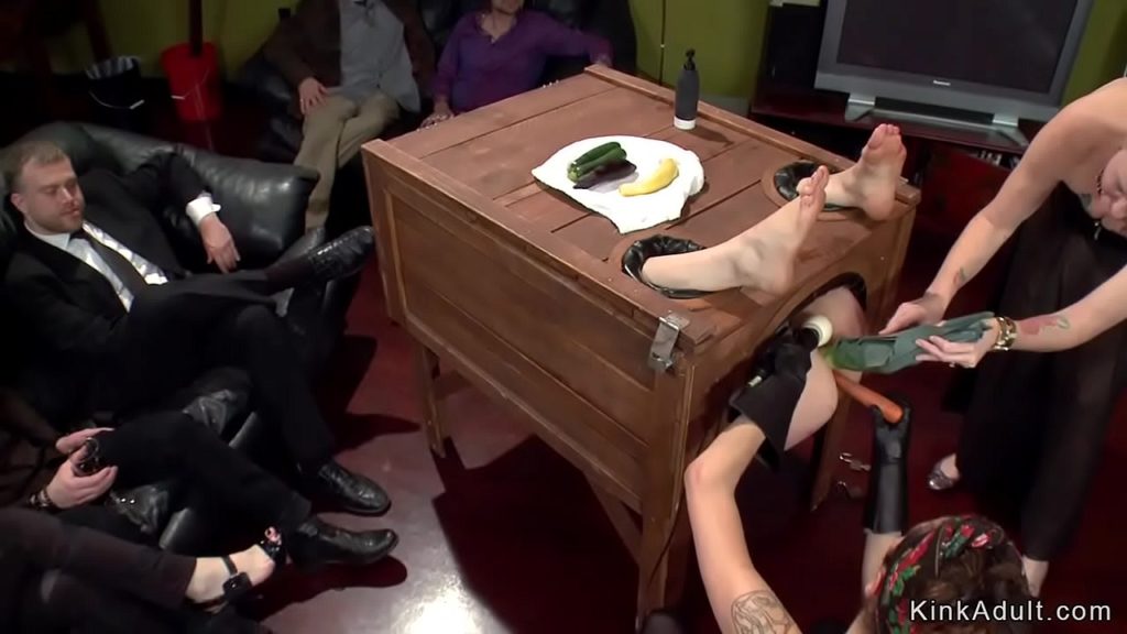 กิจกรรมหลังอาหารของเหล่าเศรษฐีโรคจิตร ให้สาวเข้าเครื่องทรมานแล้วให้เศษอาหารเสียบหี