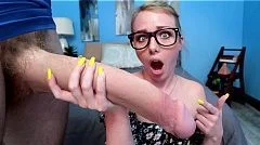 หนังโป๊ฟรี สาวแว่นนั้งแหกหีให้แฟนควยใหญ่ยาว เสียบเข้าไป เข้าไปแค่หัวควย