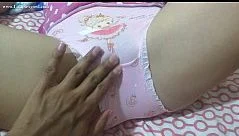 คลิปลับ18 ทางบ้านถ่ายคลิปขยี้หีเด็กสาววัยรุ่นใส่กางเกงในลายการ์ตูน แล้วเสียดสดแตกใน