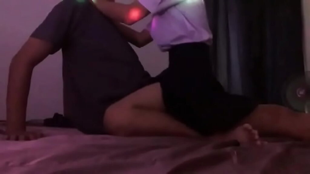 วัยรุ่นไทนตั้งกล้องเอากัน แนวบ้านๆเย็ดที่บ้านไม้ขย่มควยกันทีสะเทือนทั้งหลัง