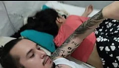 ผัวสุดเงี่ยนเมียกำลังพักผ่อนเพลินๆ งัดควยมาตะแคงเย็ดลักหลับกันเองสะเลย เห็นแก่ตัวจริงๆเสียวอยู่คนเดี