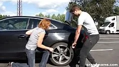 ไม่มีเงินจ่ายค่าช่างเลยต้องใช้ปากอมนกเขา ให้น้ำแตกแลกการซ่อมรถ