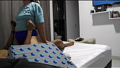 xxxไทย จ้างมานวดแผนโบราณแต่เห็นหุ่นแล้วอยากหีบานมาก รับพิเศษเย็ดลูกค้าขย่มควยไม่ยอมลง