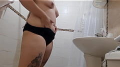 คลิปโป๊แอบถ่ายซ่อกล้องกระดุมไว้ในห้องน้ำ แอบถ่ายเมียอวบอึ๋มตัวเองแก้ผ้าโกนหมอย หุ่นน่าเย็ดมากแน่นทุกจุด