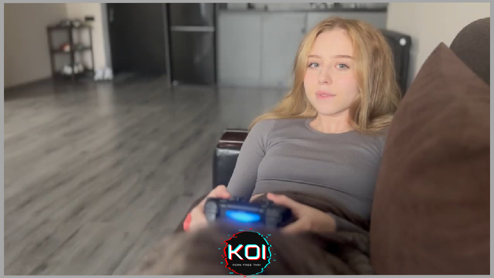 ฉันกำลังดู Netflix กับแฟนสาวตัวเล็กให้ตีนเขี่ยควย Zxlecya แตกใส่ปากของเธอ