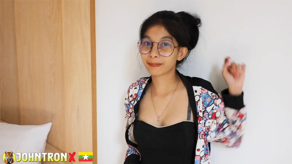 คลิปโป๊ไทย JohnTronX : Some น้องส้มพนักงงานอเมซอน ใส่แว่นรับงานบักจอร์นที่พัทยา